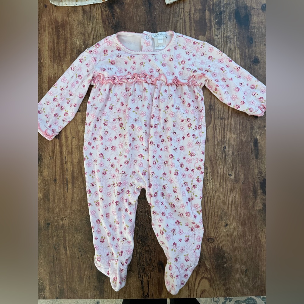 Kissy kissy footed sleeper size 12-18mnth